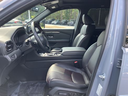 Certified 2025 Honda Pilot Black Edition image 16