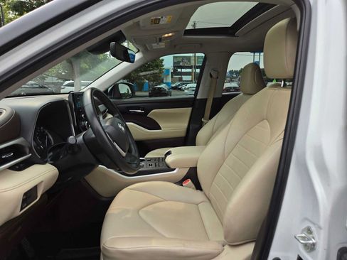 Used 2022 Toyota Highlander XLE AWD/4WD image 21