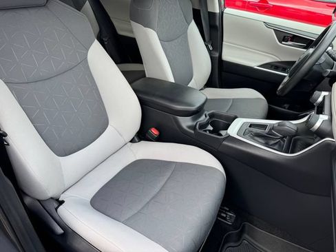 Used 2019 Toyota RAV4 XLE w/ Convenience Package FWD image 5