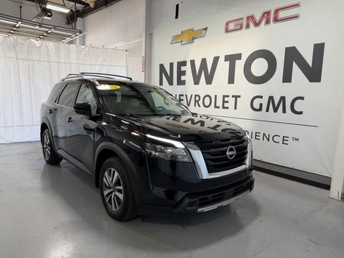 Used 2025 Nissan Pathfinder SL AWD/4WD image 2