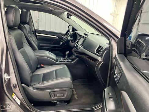 Used 2019 Toyota Highlander XLE FWD image 22