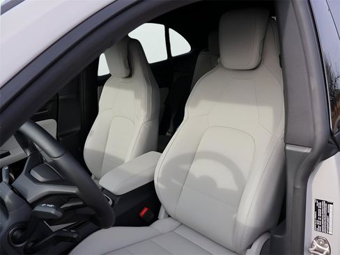 New 2026 Porsche Macan 4 Electric image 5