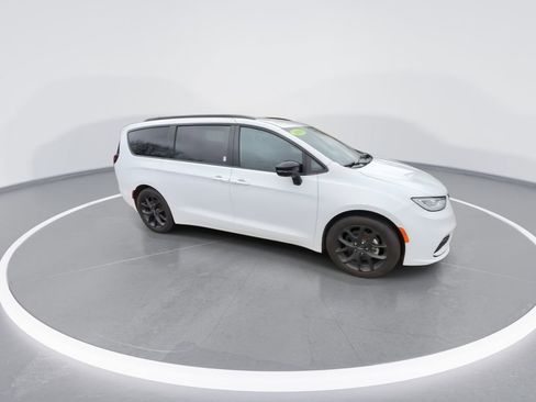Used 2024 Chrysler Pacifica Touring-L w/ S Appearance Package FWD image 2