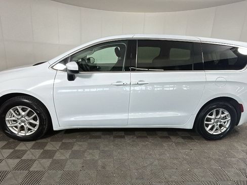 Used 2023 Chrysler Voyager LX FWD image 6
