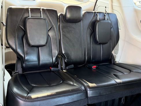 Used 2023 Chrysler Pacifica Touring-L image 11
