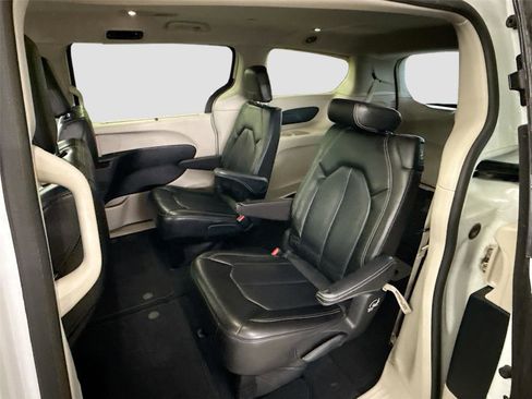 Used 2023 Chrysler Pacifica Touring-L image 5