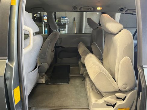 Used 2013 Toyota Sienna LE w/ Towing Pkg FWD image 25