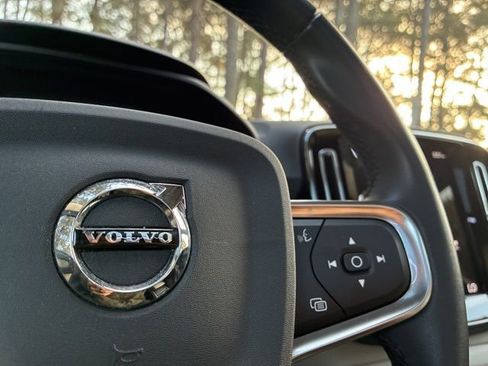 Used 2022 Volvo XC40 T5 Momentum w/ Premium Package image 26