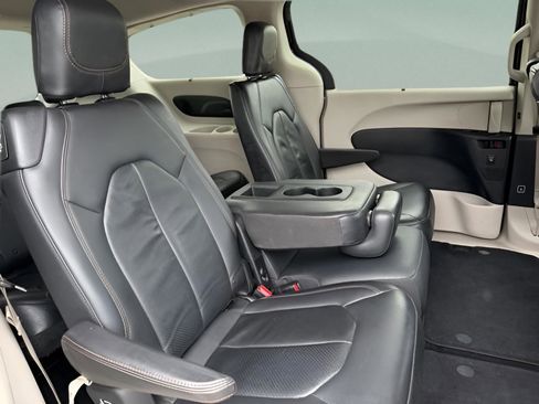 Used 2017 Chrysler Pacifica Touring-L Plus FWD image 28