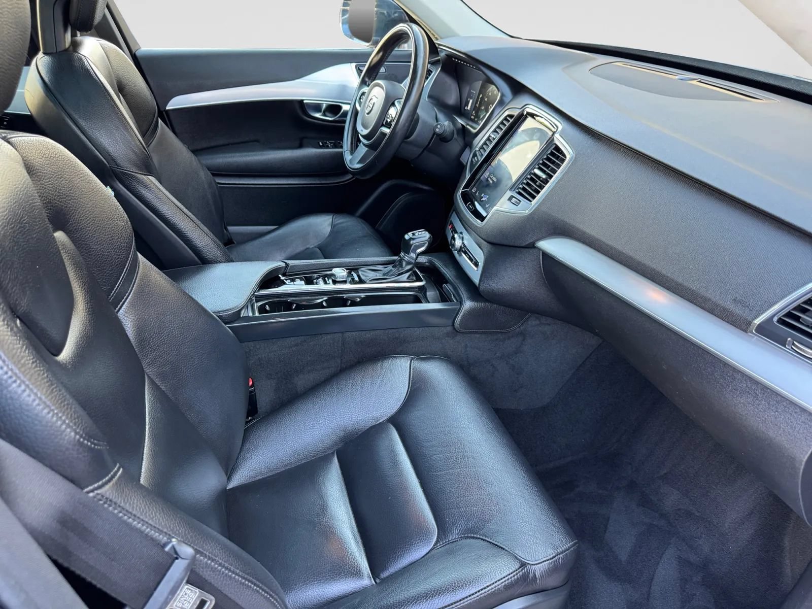 Used 2018 Volvo XC90 T5 Momentum w/ Convenience Package FWD image 24