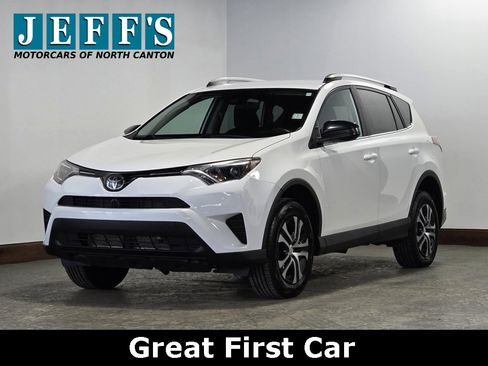 Used 2018 Toyota RAV4 LE image 1
