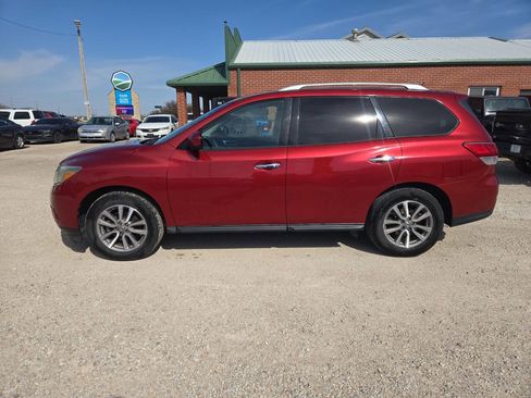 Used 2016 Nissan Pathfinder SV image 2
