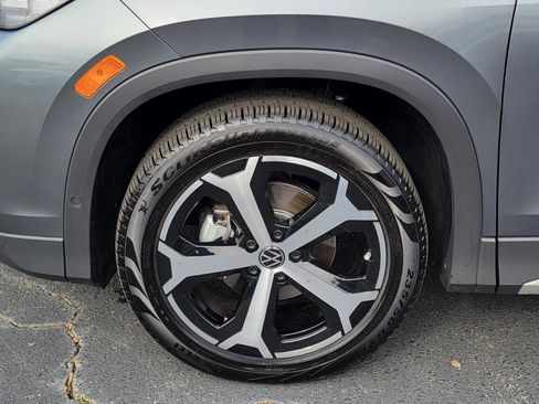 Certified 2025 Volkswagen Tiguan SE image 12