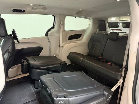 Used 2017 Chrysler Pacifica Touring-L image 20