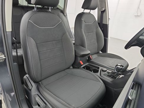 Certified 2024 Volkswagen Taos SE image 10