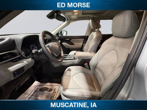Used 2021 Toyota Highlander XLE AWD/4WD image 9