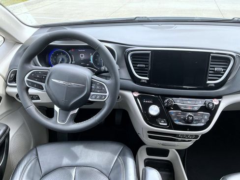 Used 2022 Chrysler Pacifica Touring-L FWD image 12