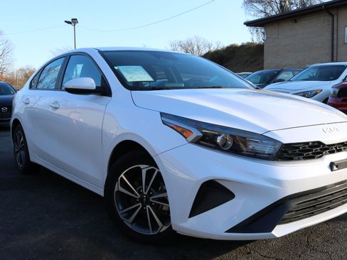 Used 2023 Kia Forte LXS image 3