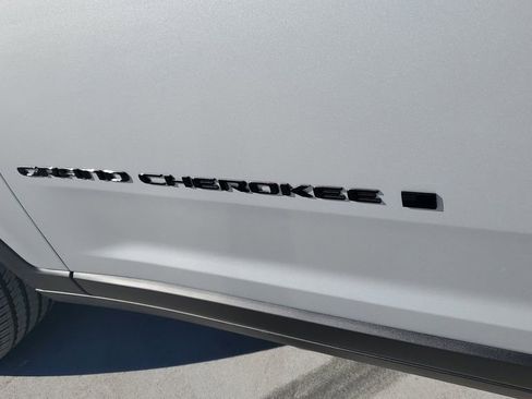 New 2025 Jeep Grand Cherokee L Altitude image 8