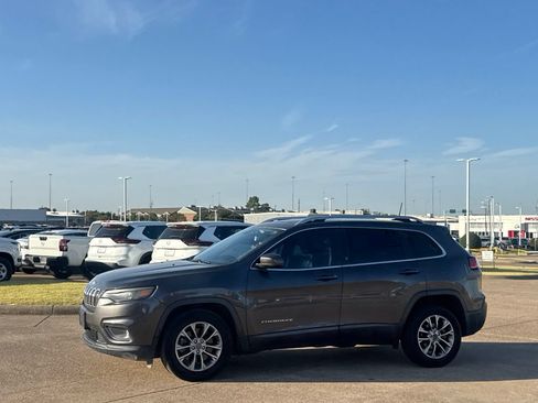 Used 2019 Jeep Cherokee Latitude Plus w/ Comfort/Convenience Group FWD image 13