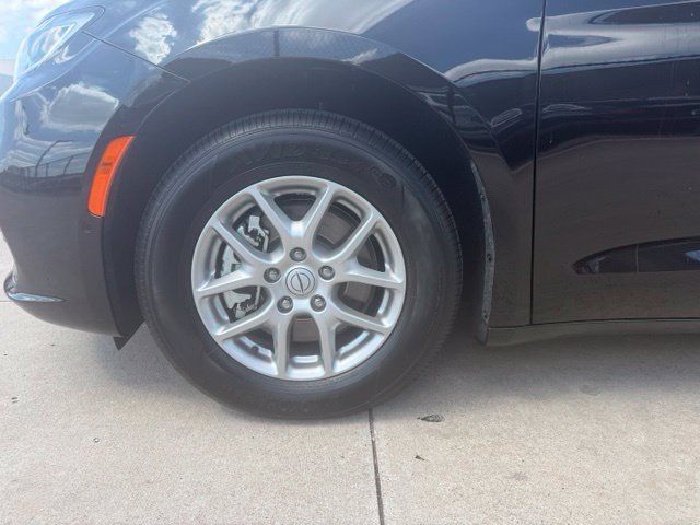 Used 2025 Chrysler Pacifica Select FWD image 5