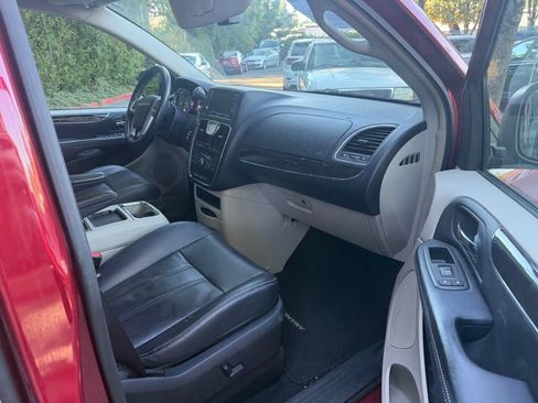 Used 2012 Chrysler Town & Country Touring-L w/ Driver Convenience Group FWD image 19