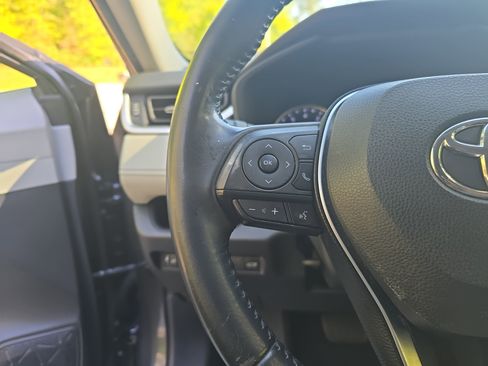 Used 2019 Toyota RAV4 XLE Premium FWD image 16