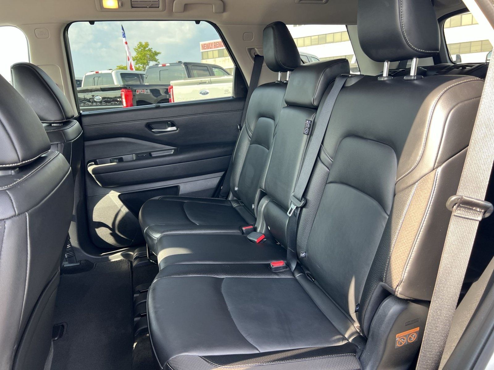 Used 2025 Nissan Pathfinder SL AWD/4WD image 23