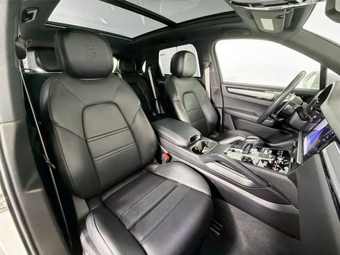 Certified 2023 Porsche Cayenne Platinum Edition AWD/4WD image 28