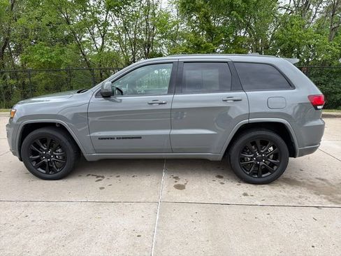 Used 2020 Jeep Grand Cherokee Altitude image 2