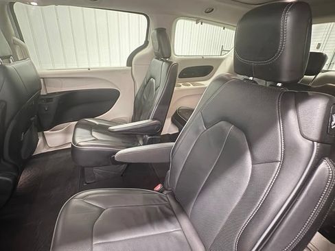 Used 2018 Chrysler Pacifica Limited w/ Tire & Wheel Group FWD image 14