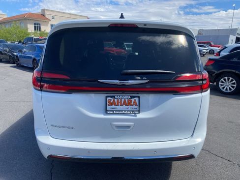 Used 2023 Chrysler Pacifica Touring-L FWD image 8