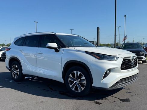 Used 2021 Toyota Highlander XLE FWD image 3