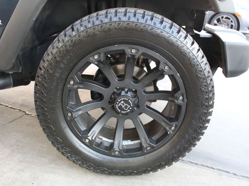 Used 2017 Jeep Wrangler Unlimited Rubicon w/ Connectivity Group AWD/4WD image 31