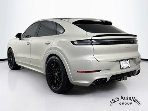 Used 2025 Porsche Cayenne GTS AWD/4WD image 5