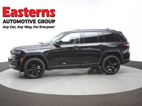 Used 2023 Jeep Grand Cherokee Limited w/ Black Appearance Package AWD/4WD image 60