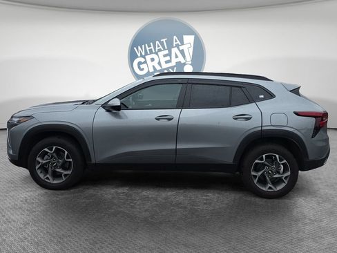 Used 2025 Chevrolet Trax LT FWD image 7
