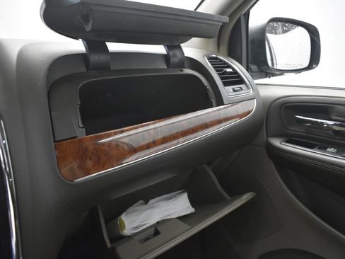 Used 2015 Chrysler Town & Country Touring w/ Driver Convenience Group image 41