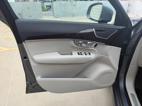 Used 2018 Volvo XC90 T6 Momentum w/ Convenience Package AWD/4WD image 13