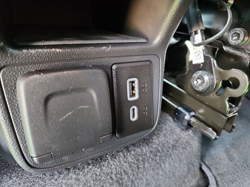 Used 2023 Chevrolet TrailBlazer RS w/ Sun and Liftgate Package FWD image 11