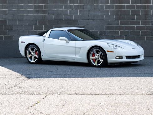 Used 2006 Chevrolet Corvette Coupe w/ Preferred Equipment Group RWD image 2