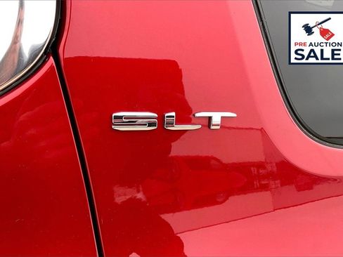 Used 2021 GMC Acadia SLT w/ Premium Package image 8