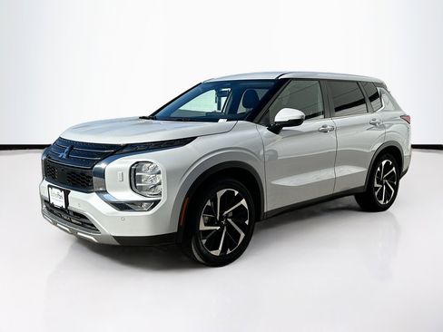 Used 2024 Mitsubishi Outlander SE image 3