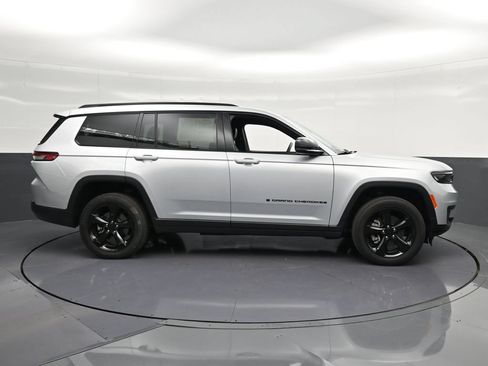 Used 2024 Jeep Grand Cherokee L Laredo AWD/4WD image 4