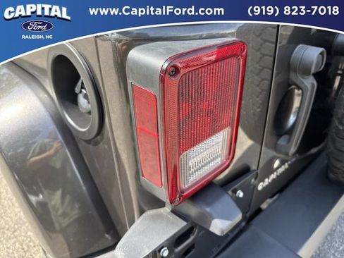 Used 2017 Jeep Wrangler Unlimited Sahara w/ Connectivity Group AWD/4WD image 15