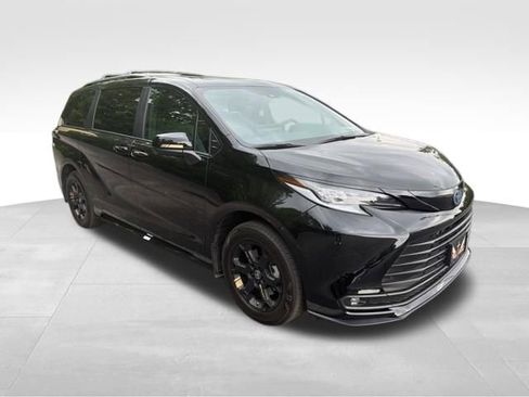 Used 2025 Toyota Sienna XLE Woodland Edition AWD/4WD image 3