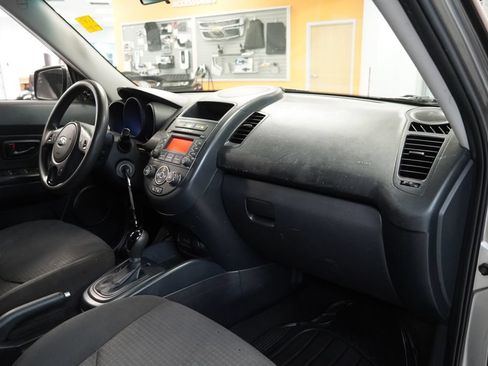 Used 2013 Kia Soul FWD image 32