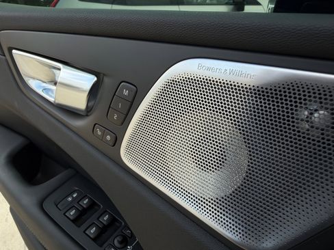 Certified 2025 Volvo XC60 T8 Ultra w/ Protection Package Premier image 25