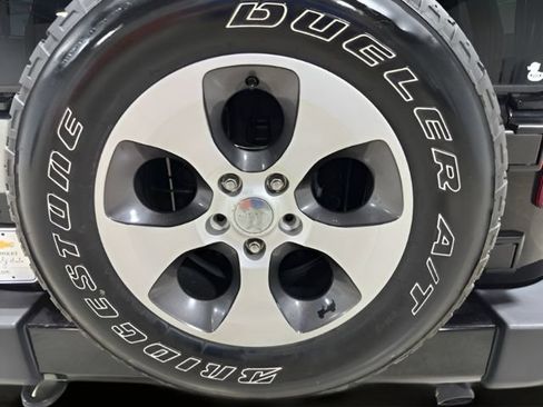 Used 2017 Jeep Wrangler Unlimited Sahara AWD/4WD image 29
