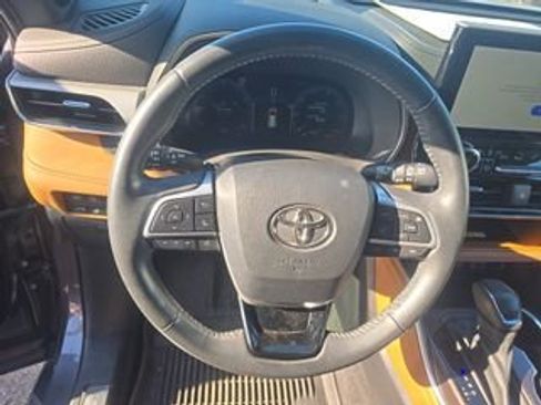 Used 2023 Toyota Highlander Platinum FWD image 10